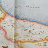 E tra antiche cartine geografiche...